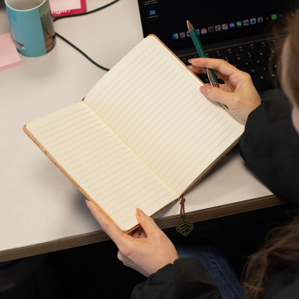Jurnal A5 deschis, cu pagini liniate pentru notițe