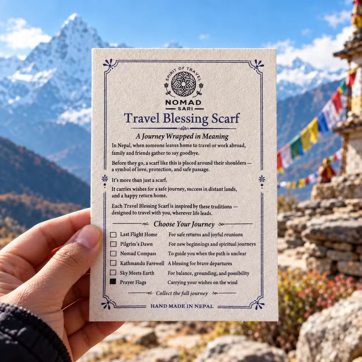 Cartonaș Nomad Sari cu povestea eșarfei tradiționale din Nepal, fotografiat pe fundal montan