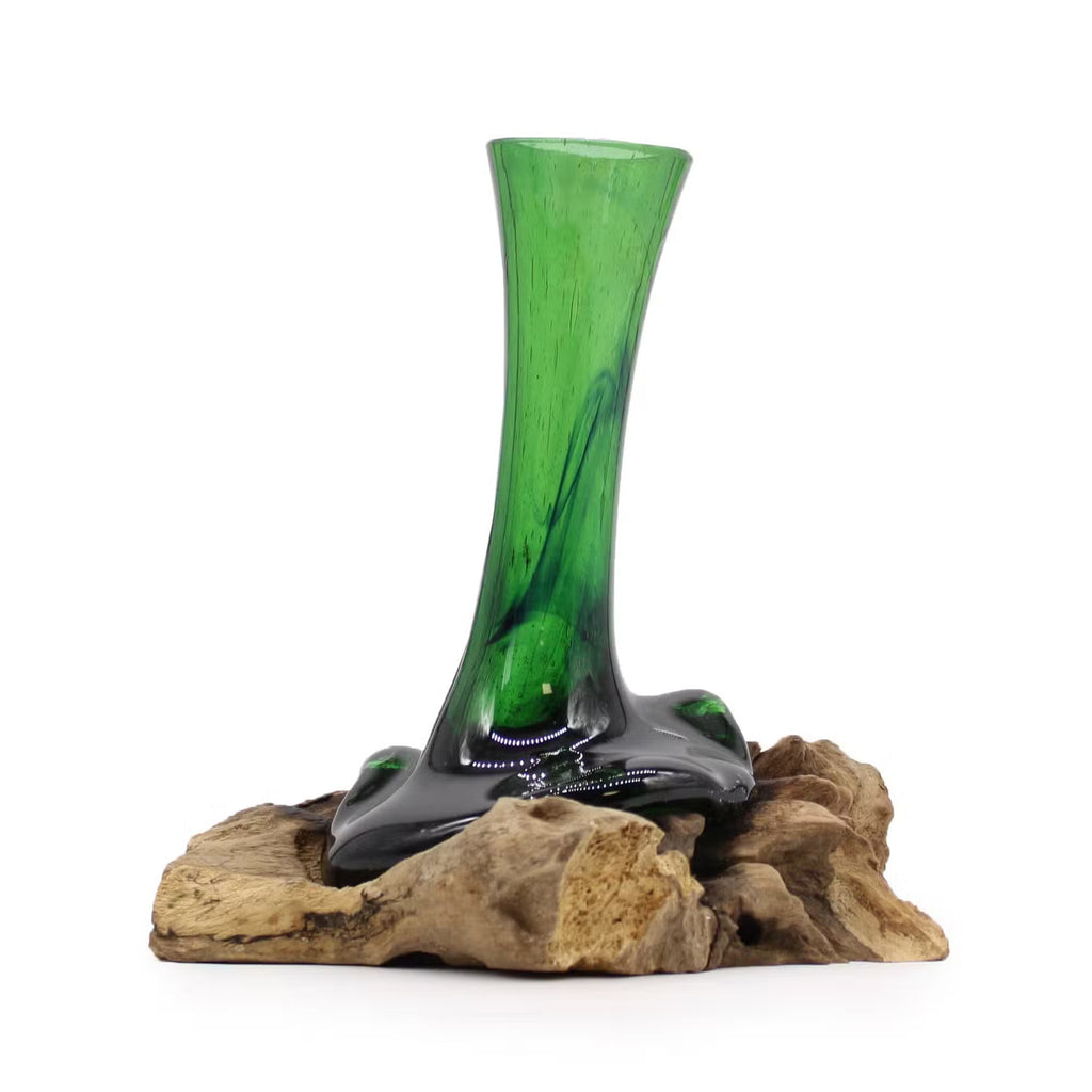 Vază decorativă verde din sticlă reciclată, cu formă alungită și bază din lemn natural