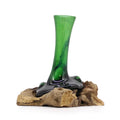 Vază decorativă verde din sticlă reciclată, cu formă alungită și bază din lemn natural