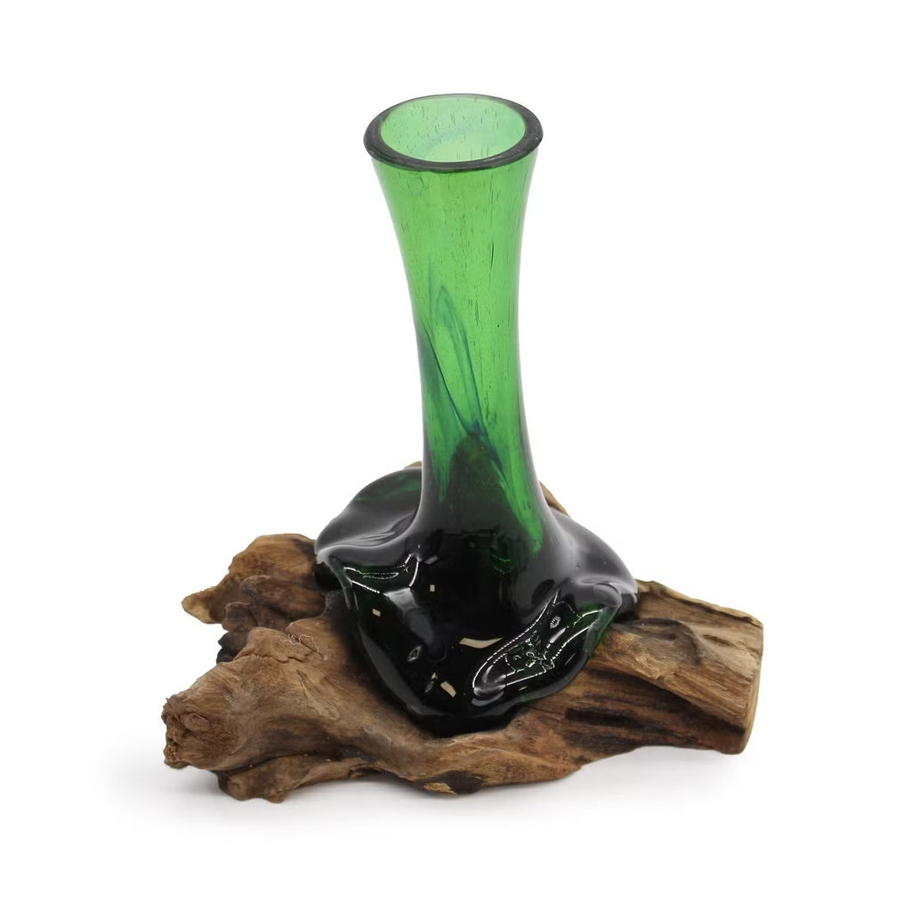 Vază verde din sticlă reciclată, văzută din unghi lateral, cu bază modelată pe lemn natural